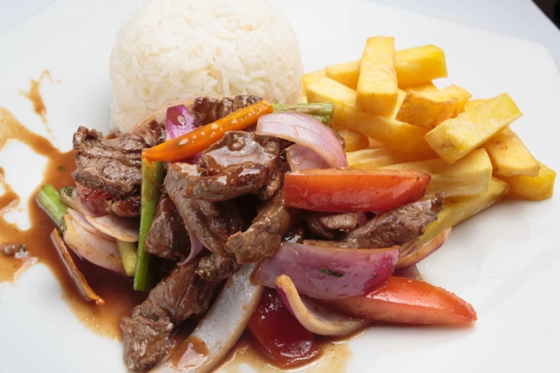 plato de jugoso lomo saltado con papas y arroz