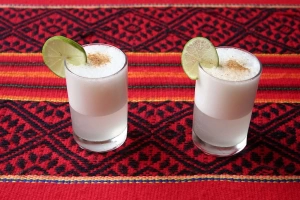 imagen de dos vasos de pisco sour