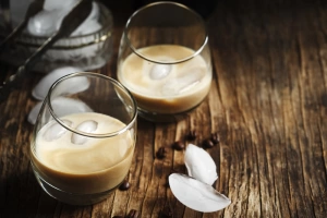 Vasos con cremoso y aromático cóctel de algarrobina
