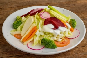 ensalada fresca y colorida al estilo de pollería peruana