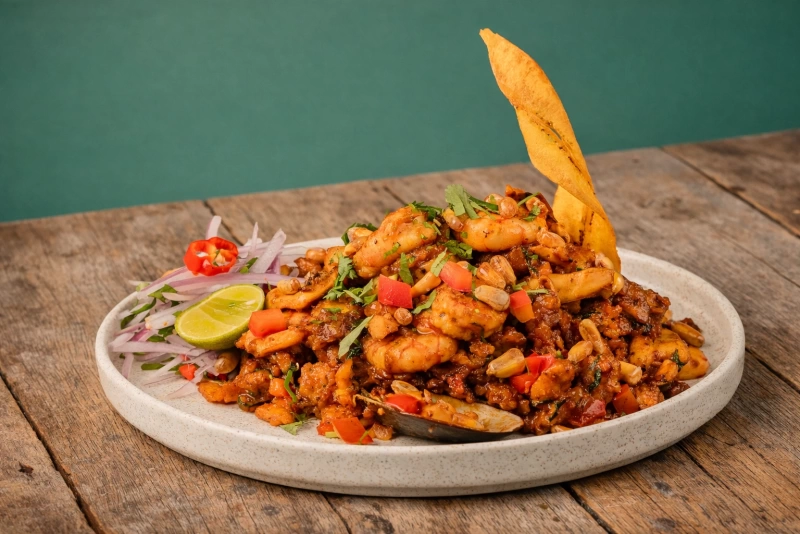 Delicioso majarisco peruano con mariscos y especias frescas