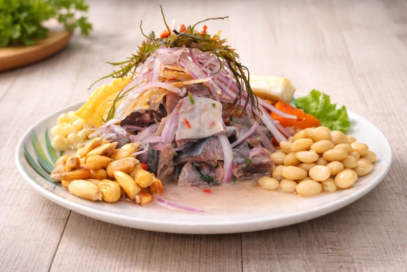 Ceviche de caballa fresco con cebolla y zarandajas