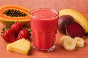 Vaso de delicioso jugo surtido rodeado de frutas