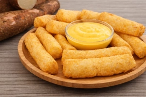 Crujientes yucas fritas doradas y listas para disfrutar