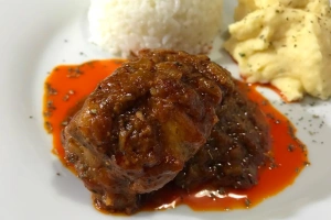 plato de adobo de chancho con arroz y puré