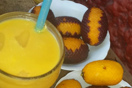 vaso de refrescante aguajina con hielo