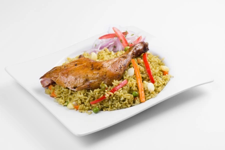 Plato de arroz con pollo peruano 
