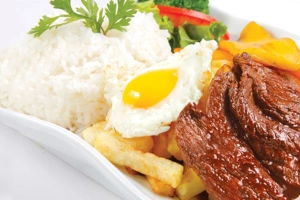 bistec a lo pobre con arroz y papas fritas
