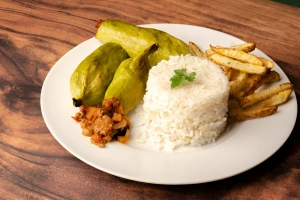 plato de caigua rellena con papas y arroz