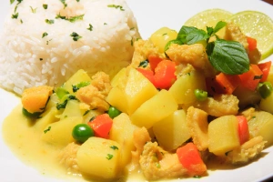 plato de del cau cau con arroz blanco