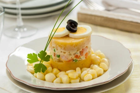 Plato de causa rellena de pollo