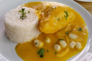 plato de ceviche de pollo con arroz blanco