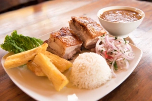 chicharrón de chancho con arroz y yucas
