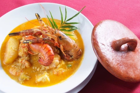 Plato de chupe de camarones arequipeño