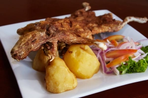 imagen de cuy chactado con papas y ensalada