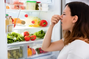 mujer frente al una refrigeradora