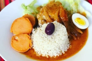plato de escabeche de pollo con arroz y camote
