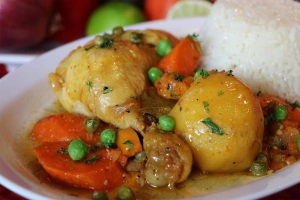 plato con estofado de pollo