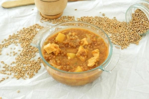 plato de guiso de trigo