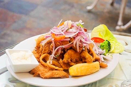 Plato de jalea de pescado con yucas fritas