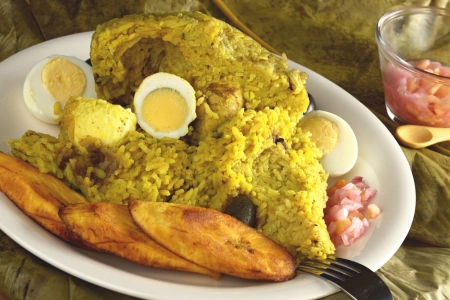 Delicioso juane de gallina con plátanos fritos