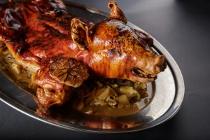 fuente con un lechón horneado