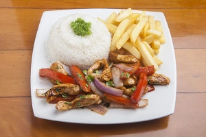 lomo saltado de pollo con arroz y papas fritas
