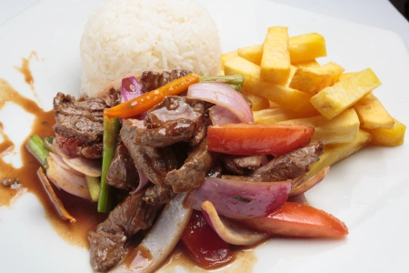 Lomo saltado peruano con papas y arroz