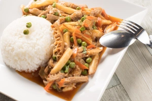 plato de mondonguito a la italiana con arroz