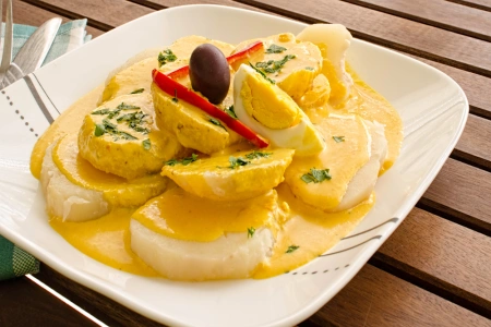 Plato de papas a la huancaína con aceituna negra