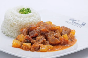 plato de patita con maní con arroz