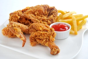 plato de pollo broaster con papas y salsa de ají