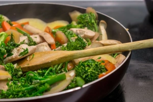 wok con saltado de brócoli