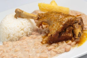 plato de seco de cabrito con arroz y frejoles