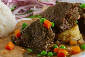 plato de seco de carne con arroz