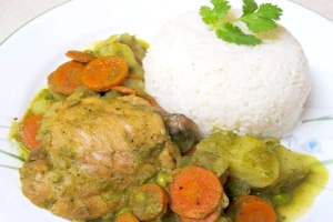 plato de seco de pollo con arroz blanco