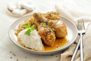 plato de sudado de pollo con arroz