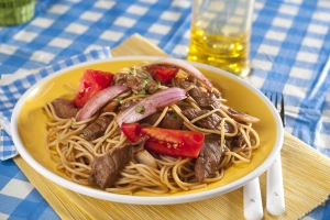 plato de tallarín saltado criollo