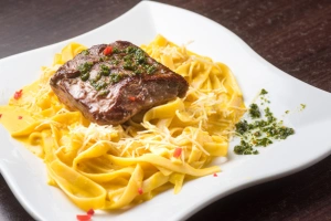 plato con tallarines a la huancaína