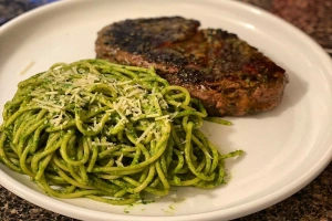 plato de tallarines verdes con carne