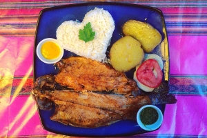plato trucha frita con papas y arroz